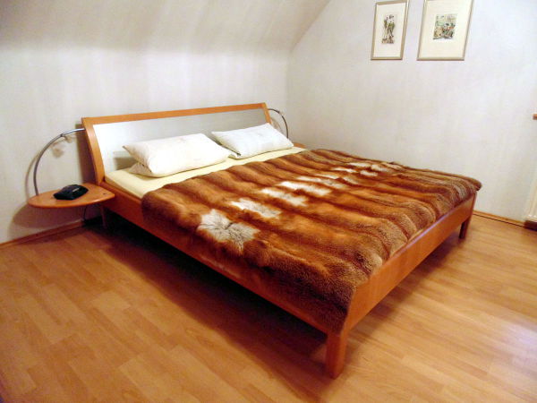 Rotfuchs Pelzdecke im Schlafzimmer.