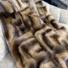 Asisatische Fuchs Pelzdecke auf der Couch
