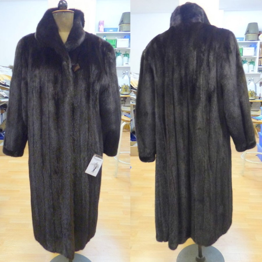 Ausgelassener Dark Nerz Mantel Modell von 1970, wurde aus männlichen Felle gearbeitet.