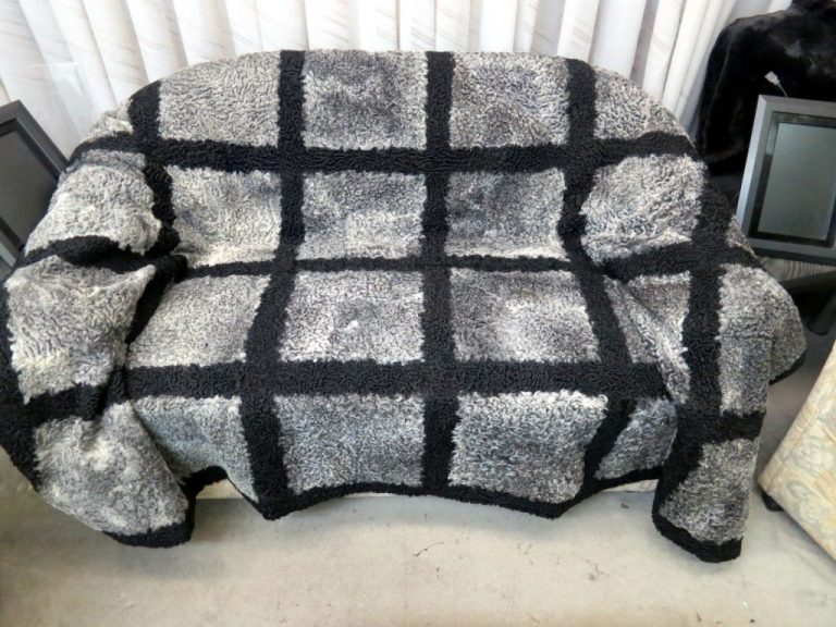 Pelzdecke aus grauen und schwarzen Persianer.