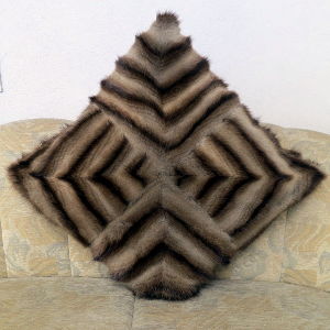 Eine ausgelassene Bisam Jacke wurde zu einem Pelzkissen umgearbeitet.