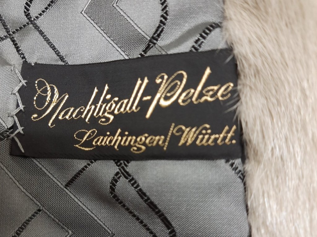 Dem Etikett entsprechend wurde die Silverblue Nerz Abendjacke von der Firma Nachtigall-Pelze in Laichingen / Württemberg gearbeitet.