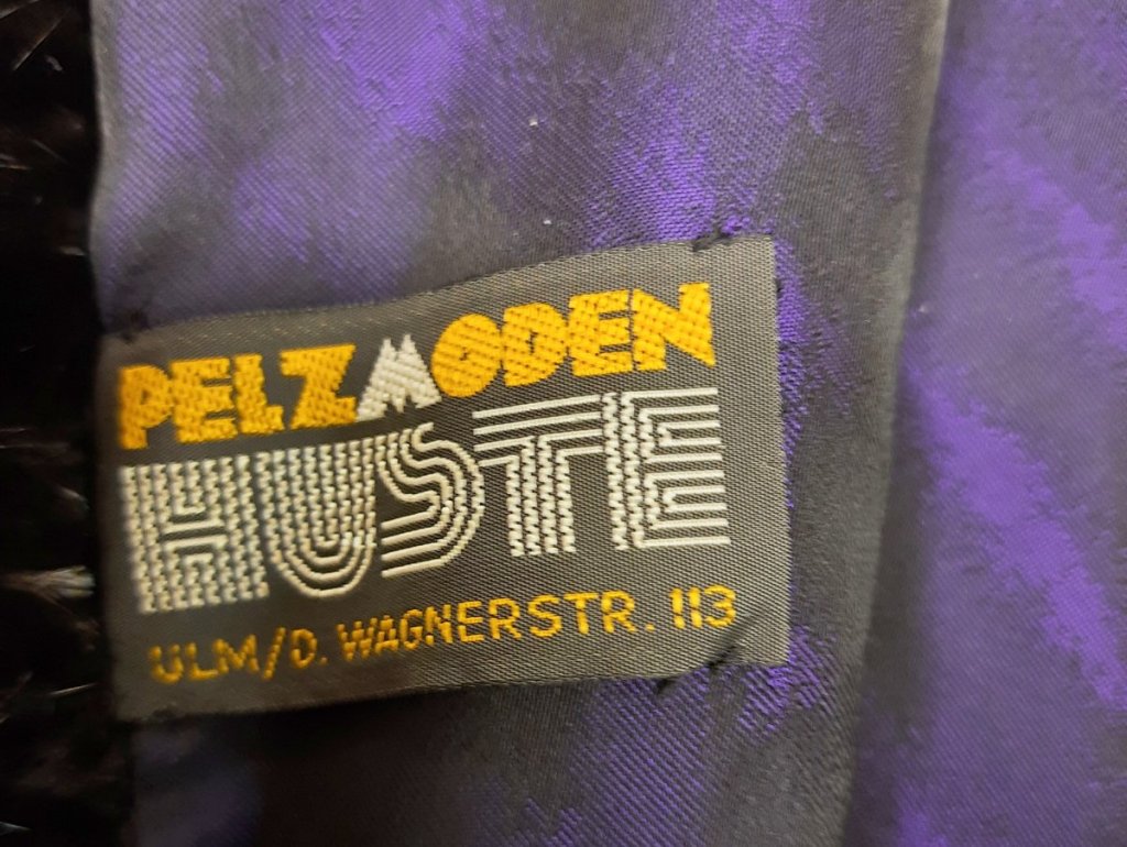 Dem Etikett entsprechend wurde der Mantel von der Firma, Pelzmoden Huste, Wagnerstraße 113, in Ulm gearbeitet.