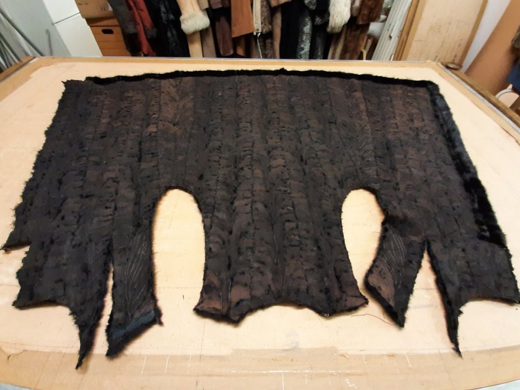 Der getrennte Dark Nerz Pfoten Mantel von der Lederseite.