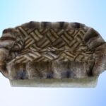 Pelzdecke aus einer Bisam-Jacke und einer Waschbär-Jacke.