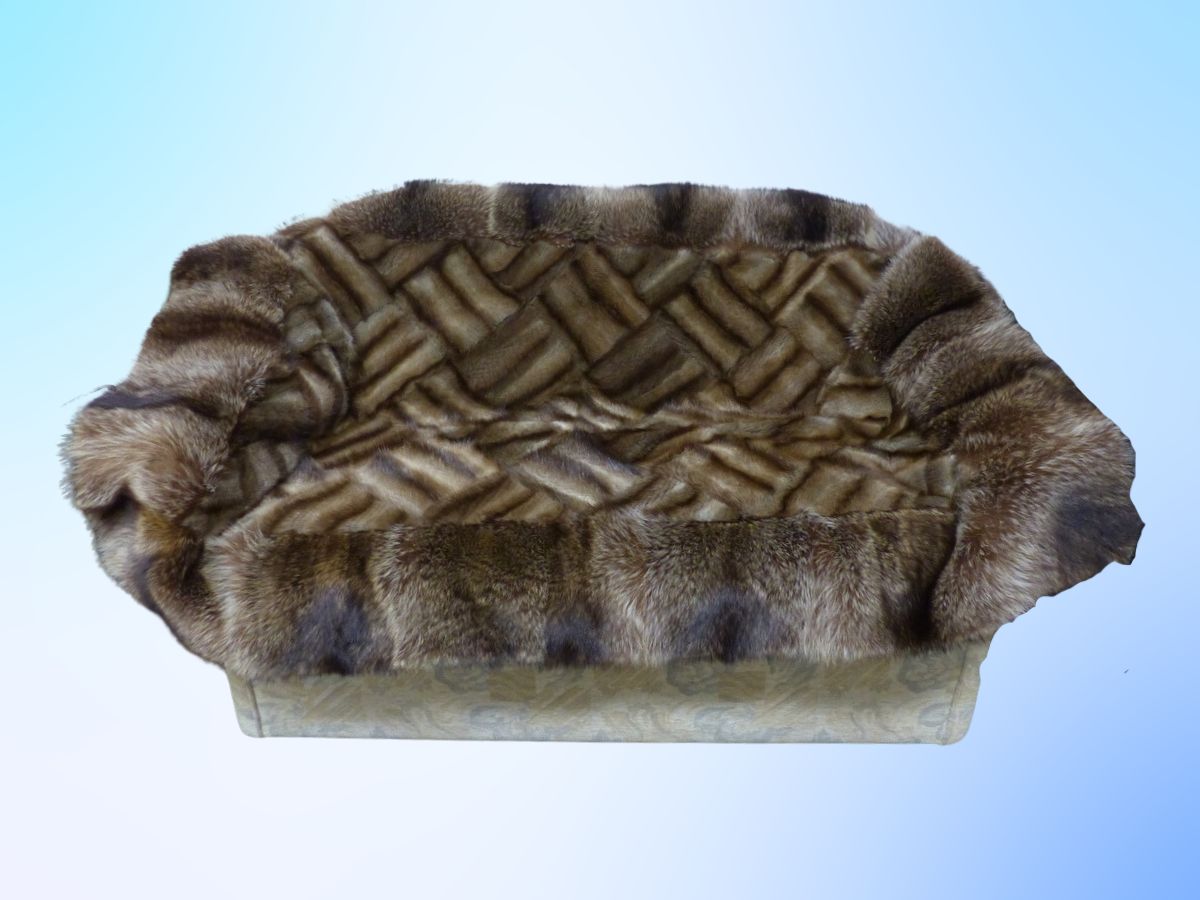 Pelzdecke aus einer Bisam-Jacke und einer Waschbär-Jacke.