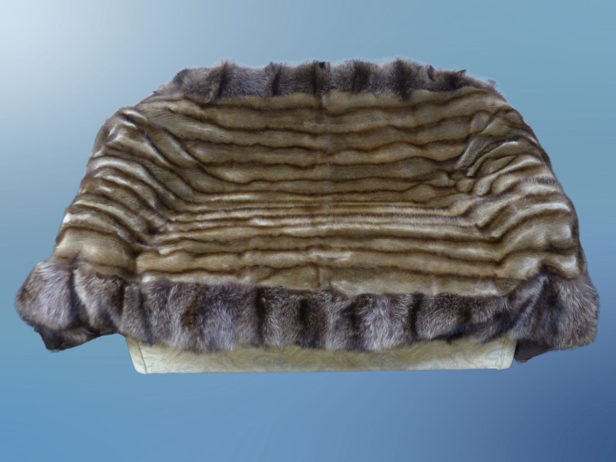 Pelzdecke aus alten Bisam Mantel und Waschbär Paletot