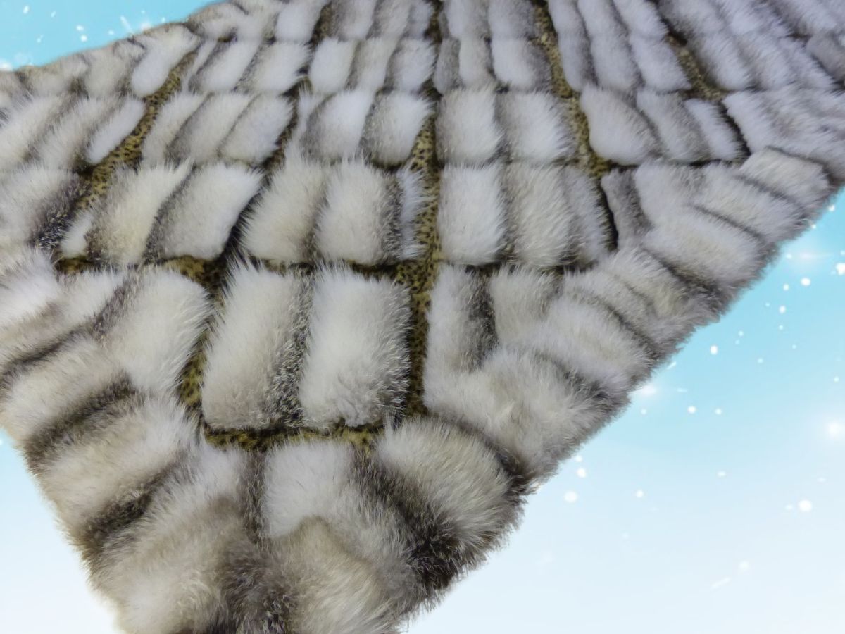 Ein Mantel aus Sapphire Frost Fuchs und eine Jacke aus Kleinfleckkatze wurden zu einer Pelzdecke umgearbeitet.