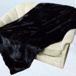 Exklusive Pelzdecke aus Ihrem alten Dark‑Nerz‑Mantel – handgefertigt im Meisteratelier