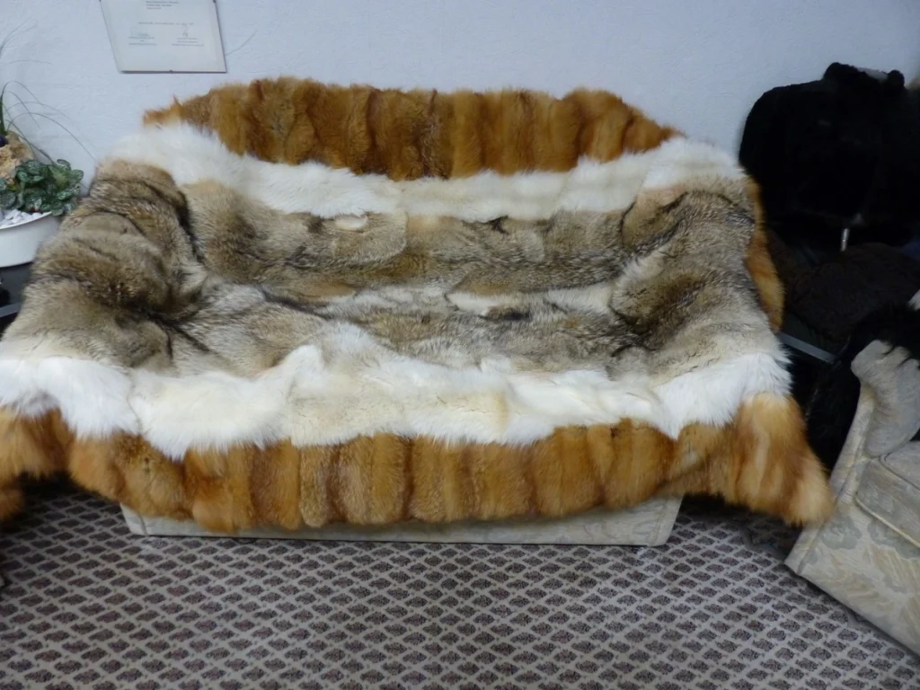 Pelzdecke aus Rotfuchs und Wolf und Blaufuchs