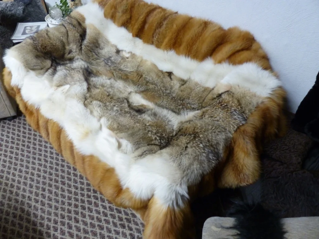 Pelzdecke aus Rotfuchs und Wolf und Blaufuchs