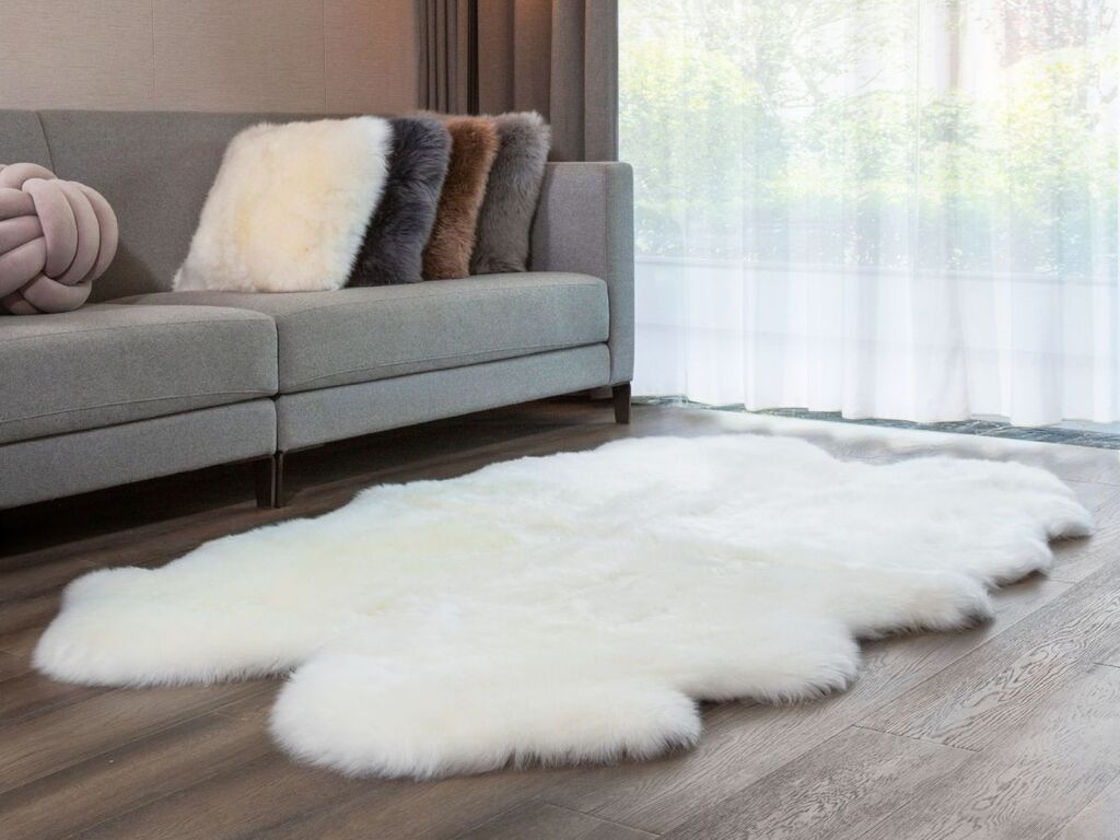 Fellteppich aus 4 australischen Premium-Lammfellen vor der Couch