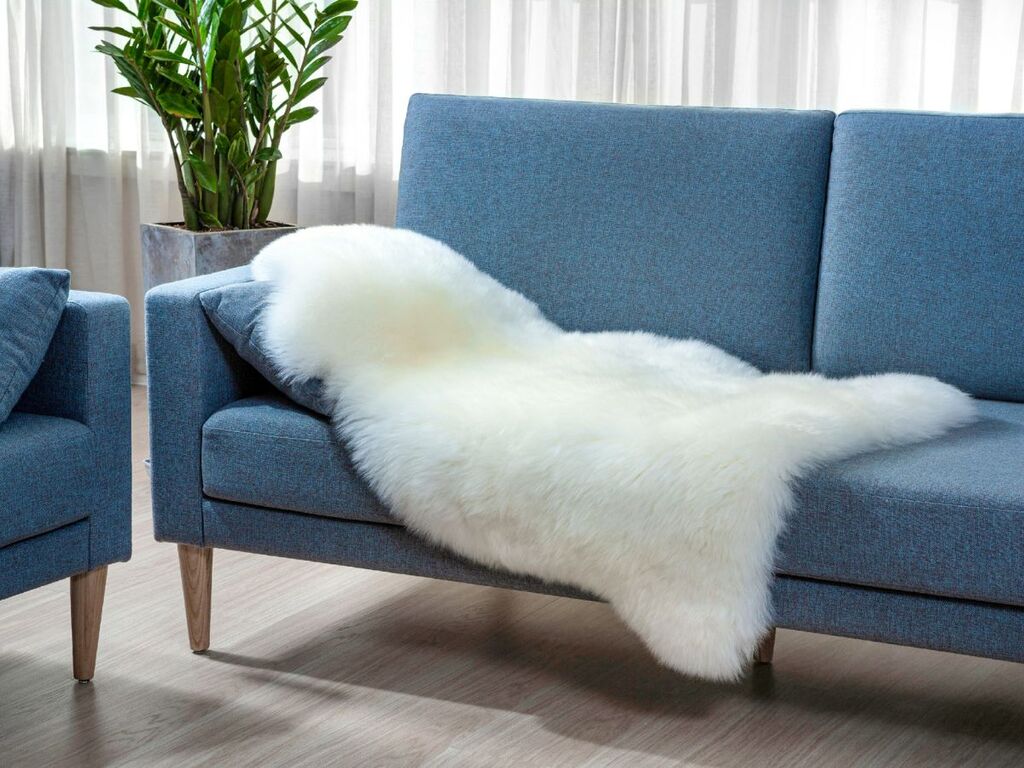 Schaffell auf der Couch