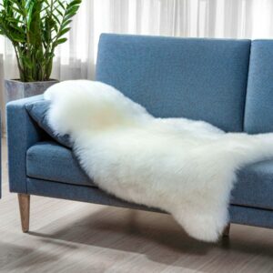Schaffell auf der Couch
